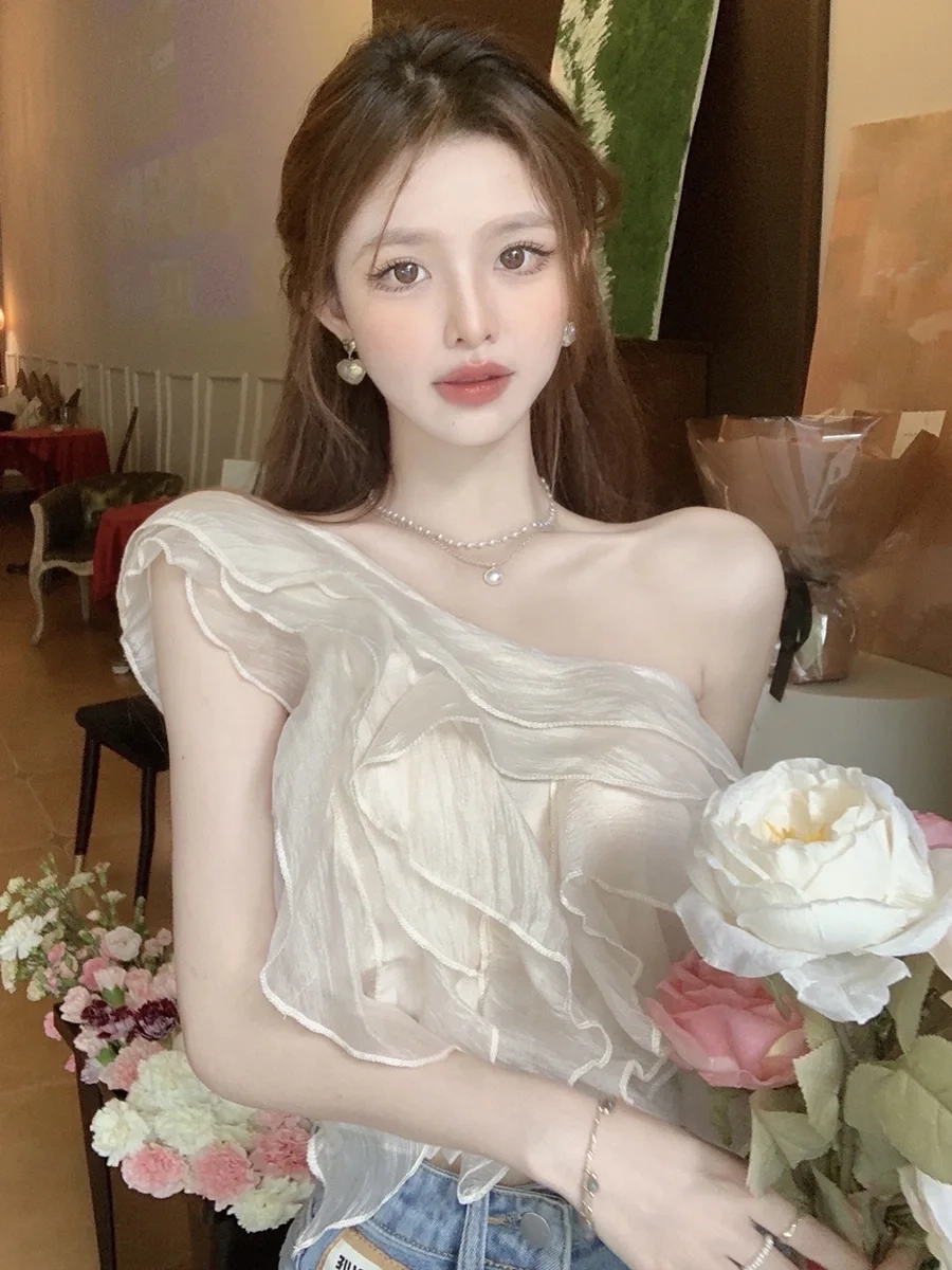 Gái xinh mặc đồ thiếu vải facebook với vẻ đẹp nổi bật.