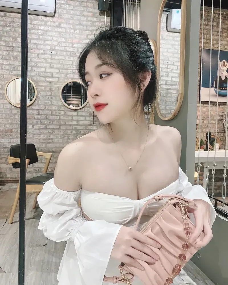 Gái đẹp mặc bikini khoe vẻ đẹp gợi cảm, quyến rũ đầy sức sống.