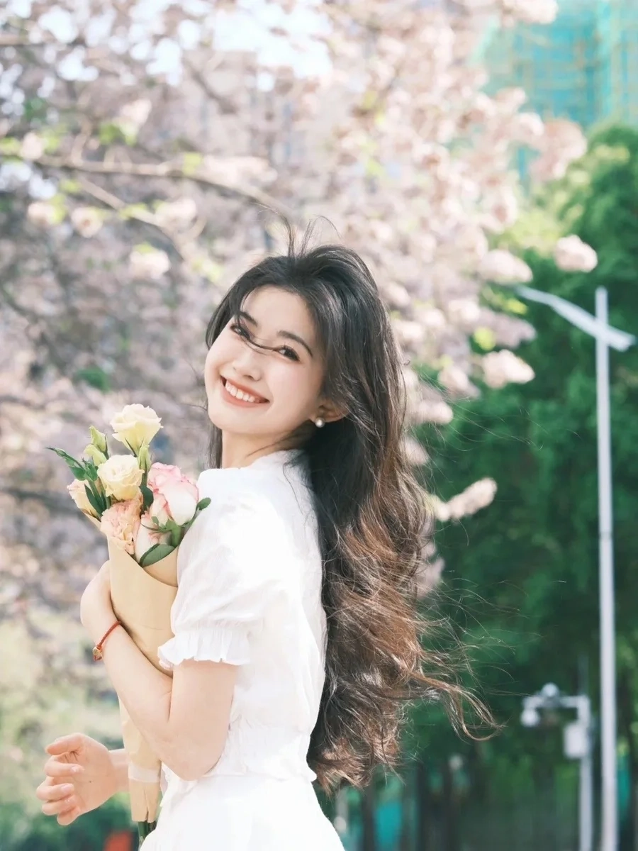 Gái tiktok show hàng quyến rũ và đầy tự tin.