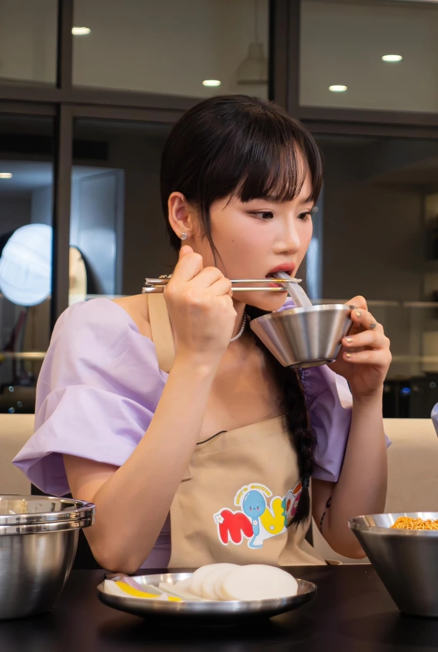 Sự giống nhau đầy thú vị giữa hien ho miu le.