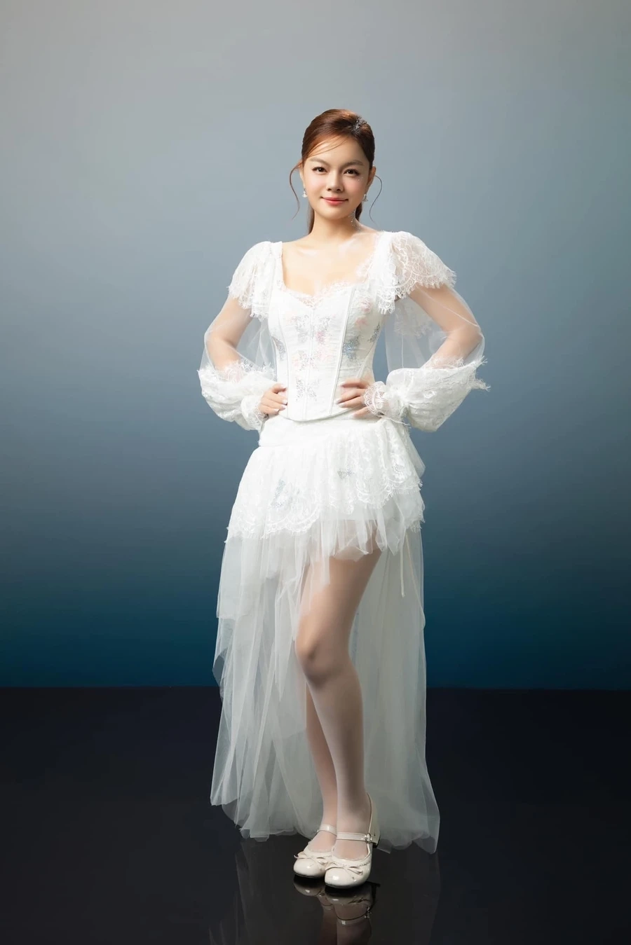 Vẻ đẹp và giọng hát cuốn hút của ca si quynh anh.