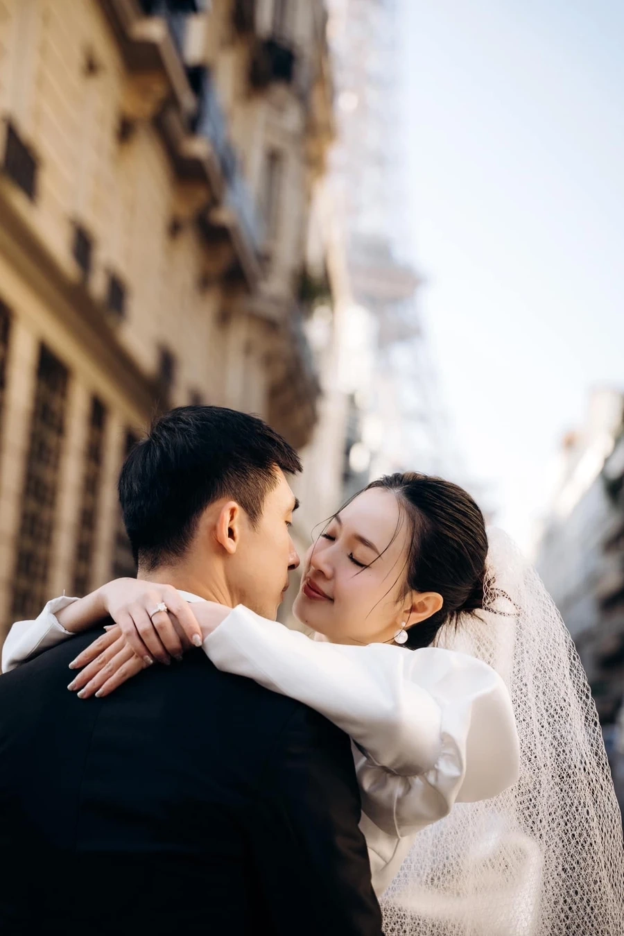 Người hâm mộ tò mò người yêu midu là ai.