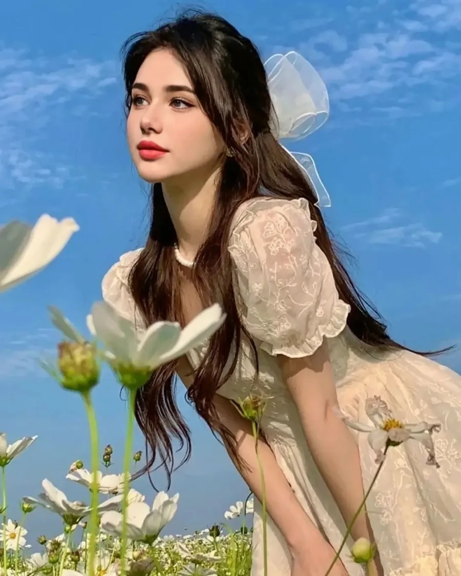 Avatar cô gái cầm hoa dịu dàng và quyến rũ.