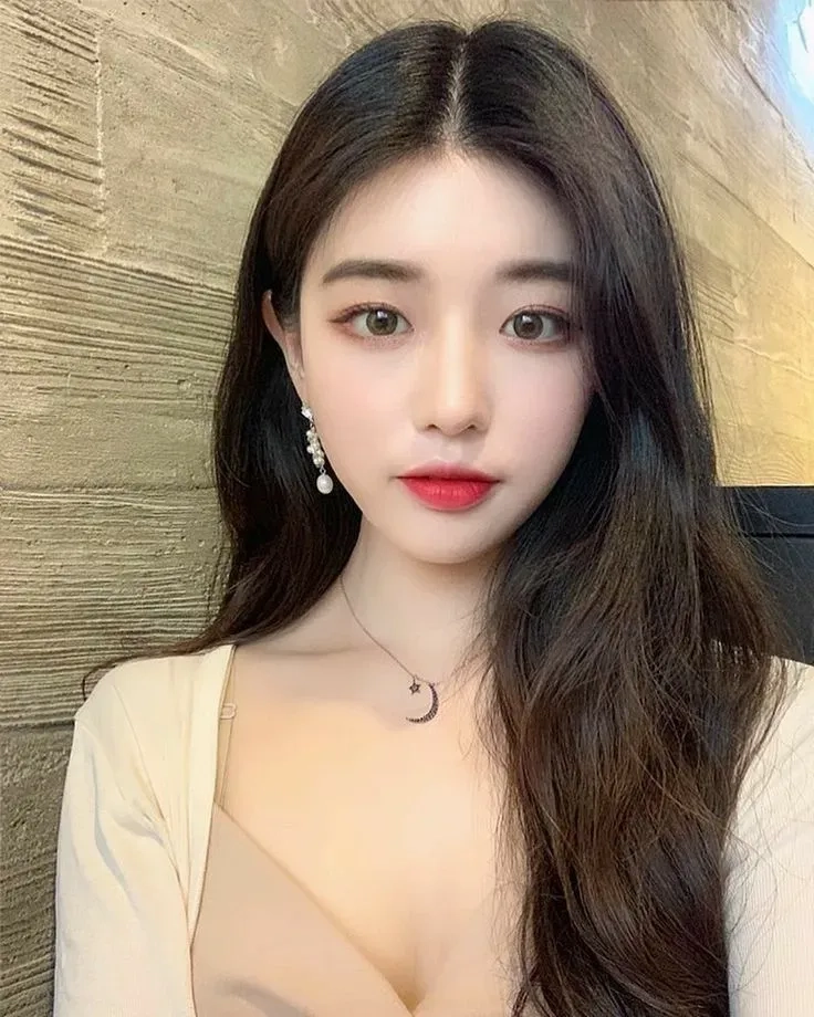 Gái sexy cute kết hợp vẻ dễ thương và gợi cảm đầy sức hút.
