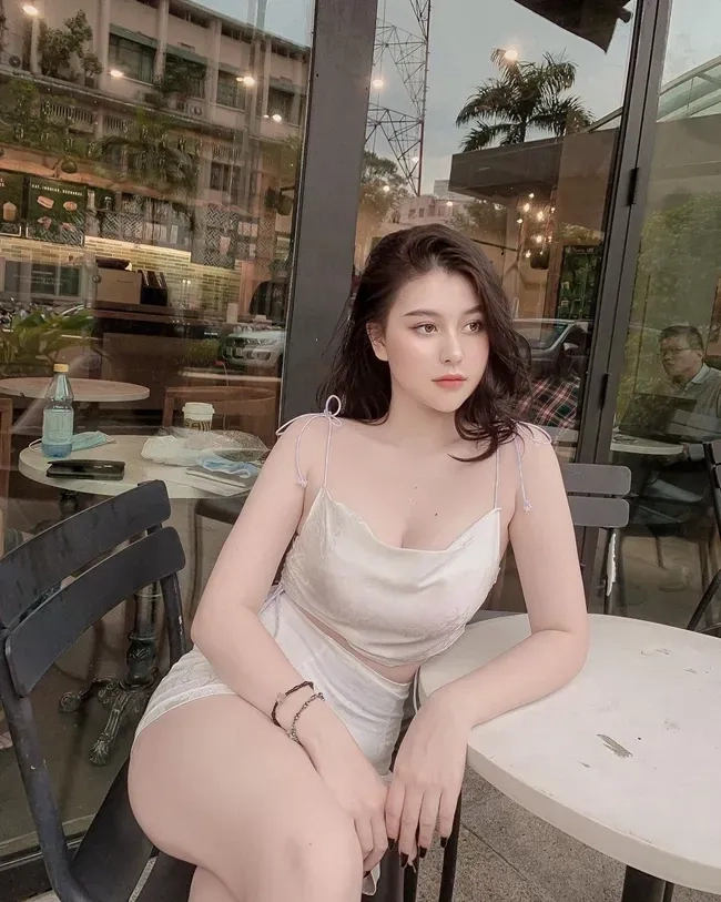 Gái sexy mặc bikini thu hút mọi ánh nhìn với đường cong quyến rũ.