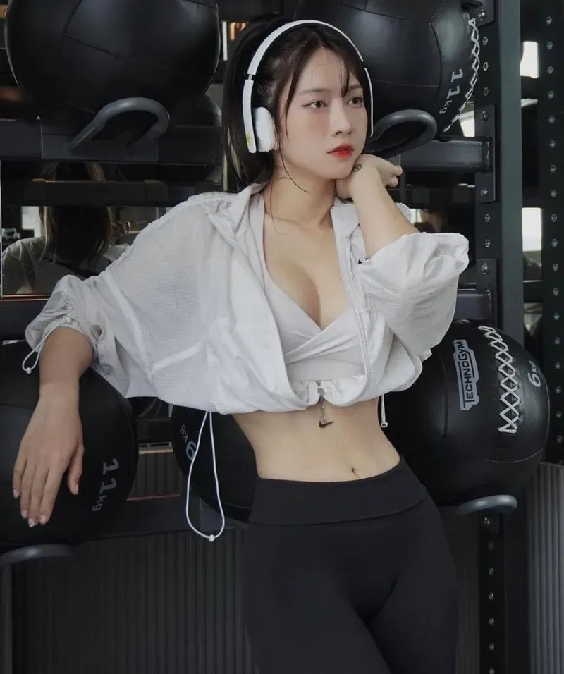 Gái trung sexy mang đến vẻ đẹp đằm thắm nhưng không kém phần gợi cảm.