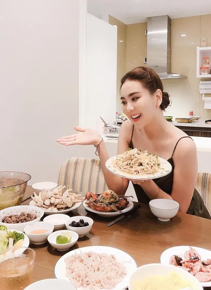 Gái trẻ sexy trẻ trung, năng động và đầy cuốn hút.