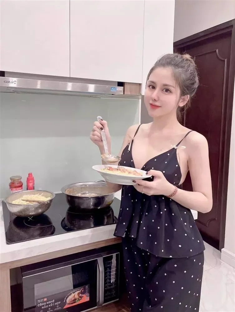 Gái tập gym sexy khỏe mạnh và quyến rũ với phong thái tự tin.