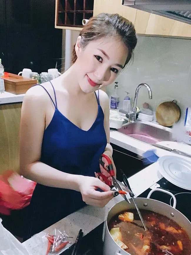 Gái váy ngắn sexy khoe vẻ đẹp hiện đại, đầy năng lượng.