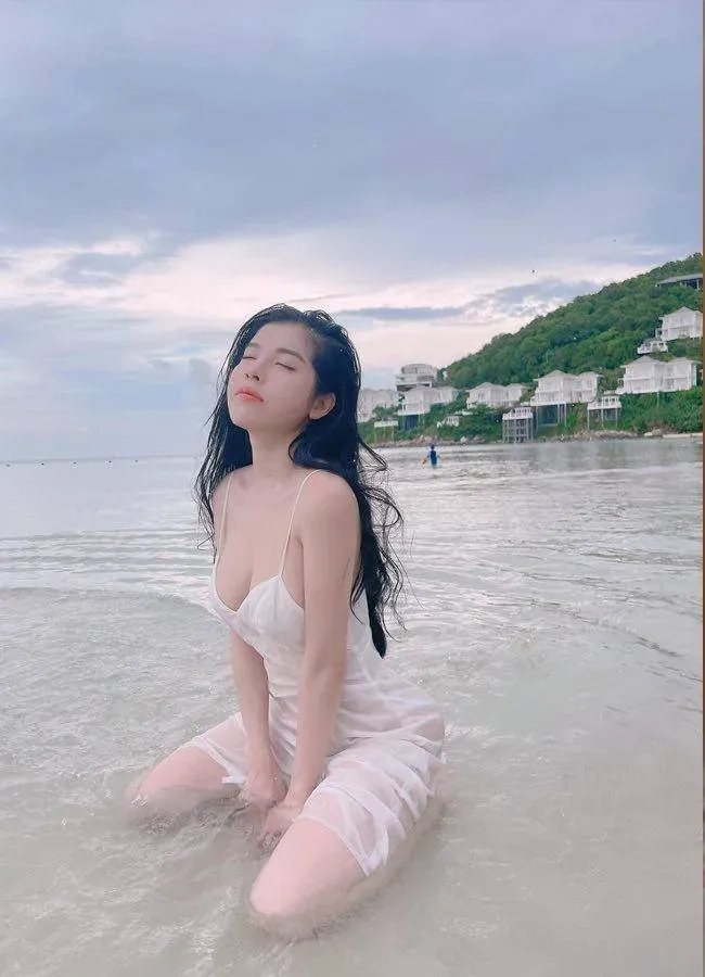 Gái mặc bikini nóng bỏng thu hút mọi ánh nhìn với đường cong hoàn mỹ.