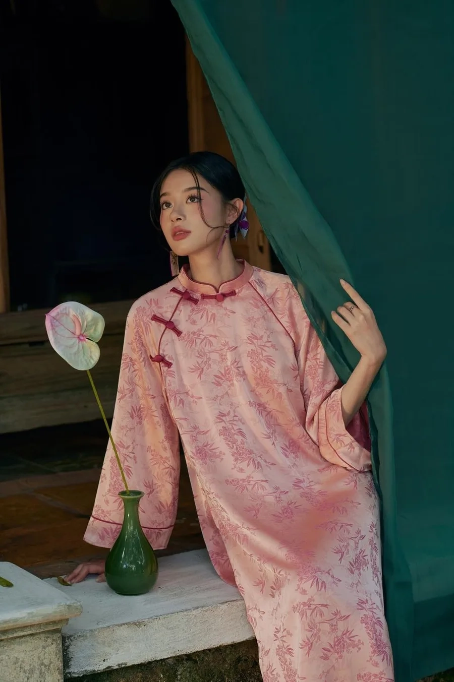 Gái xinh cute dạo phố mang đến cảm giác dễ thương và trẻ trung đầy sức sống.