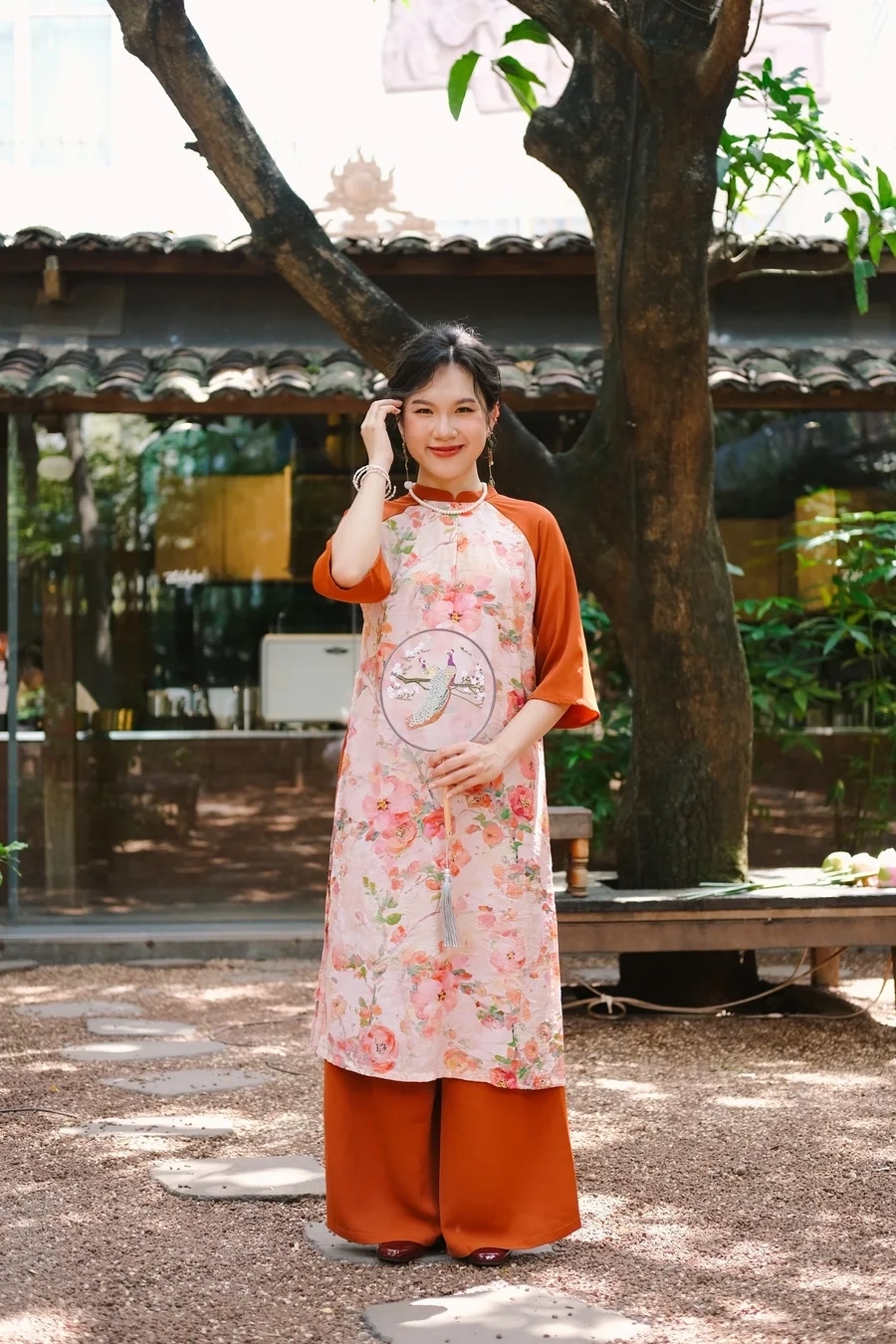 Gái xinh chụp ảnh ngoại cảnh tỏa sáng giữa không gian thiên nhiên, đầy ấn tượng.