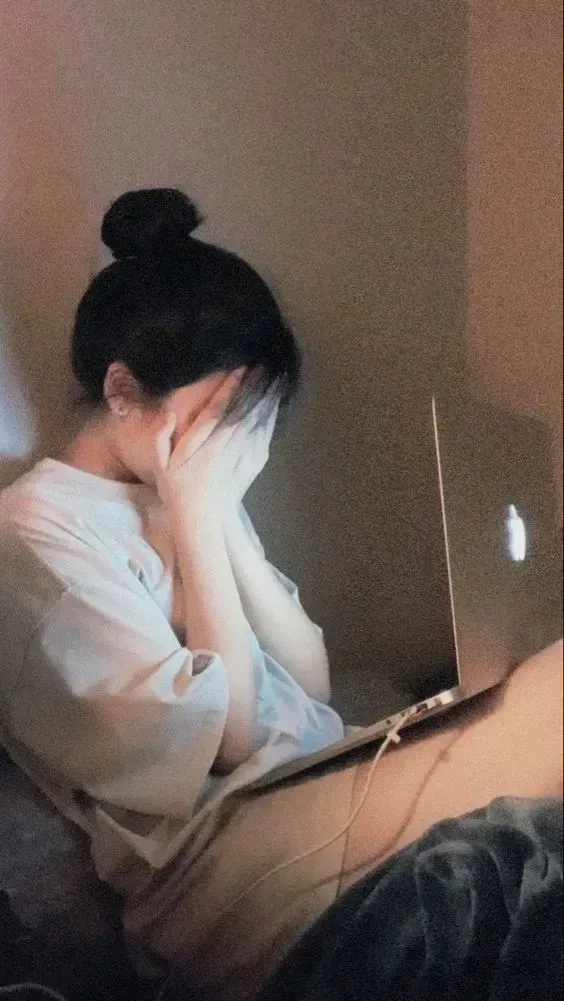 Nụ cười rạng rỡ của con gái vui vẻ tỏa ra niềm hạnh phúc.