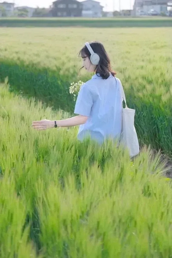 Với sự kết hợp giữa dễ thương và thời trang, gái xinh cute đeo kính không thể thiếu.
