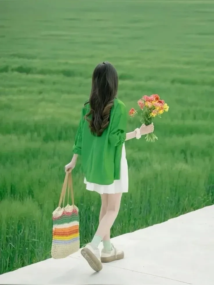 Ánh mắt và tâm tư lặng lẽ của con gái buồn đầy suy tư.