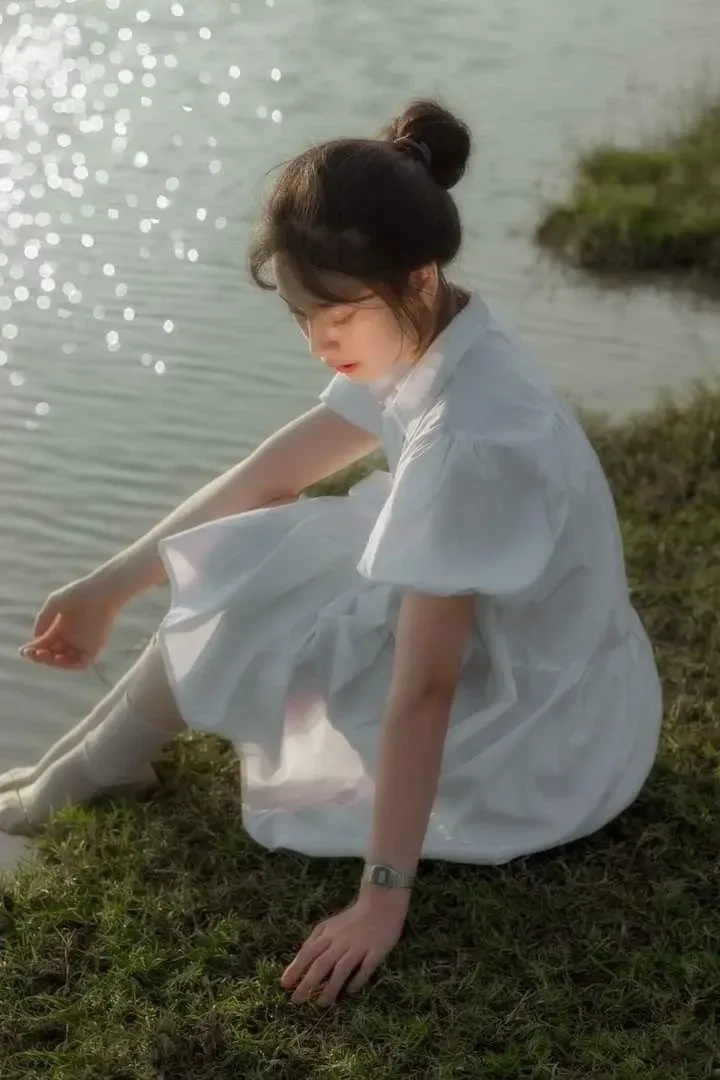 Hình buồn tâm trạng chạm đến cảm xúc sâu thẳm trong lòng người xem.
