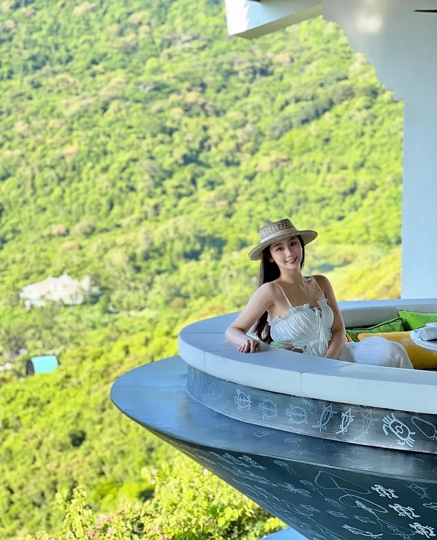 Hình ảnh gái xinh mặc váy ngắn nổi bật với vẻ đẹp tự tin và đầy quyến rũ.
