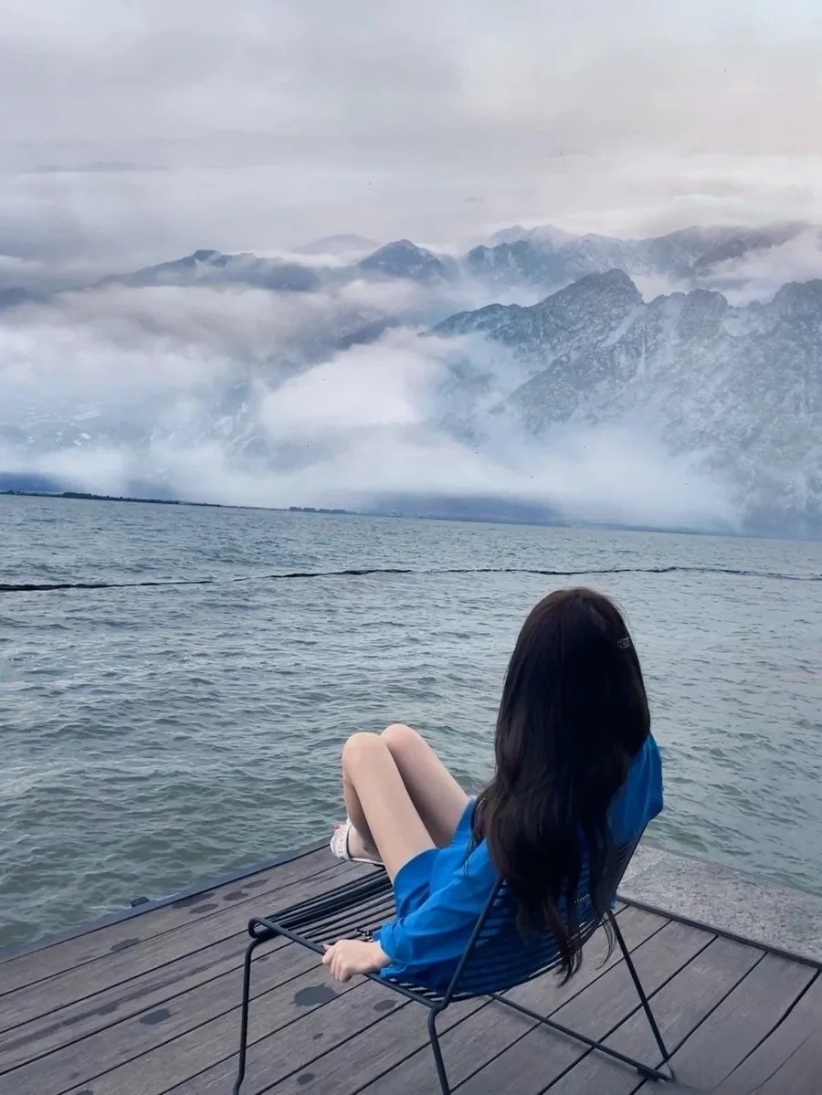 Ảnh gái xinh 2k10 dễ thương và nổi bật với phong cách hiện đại.