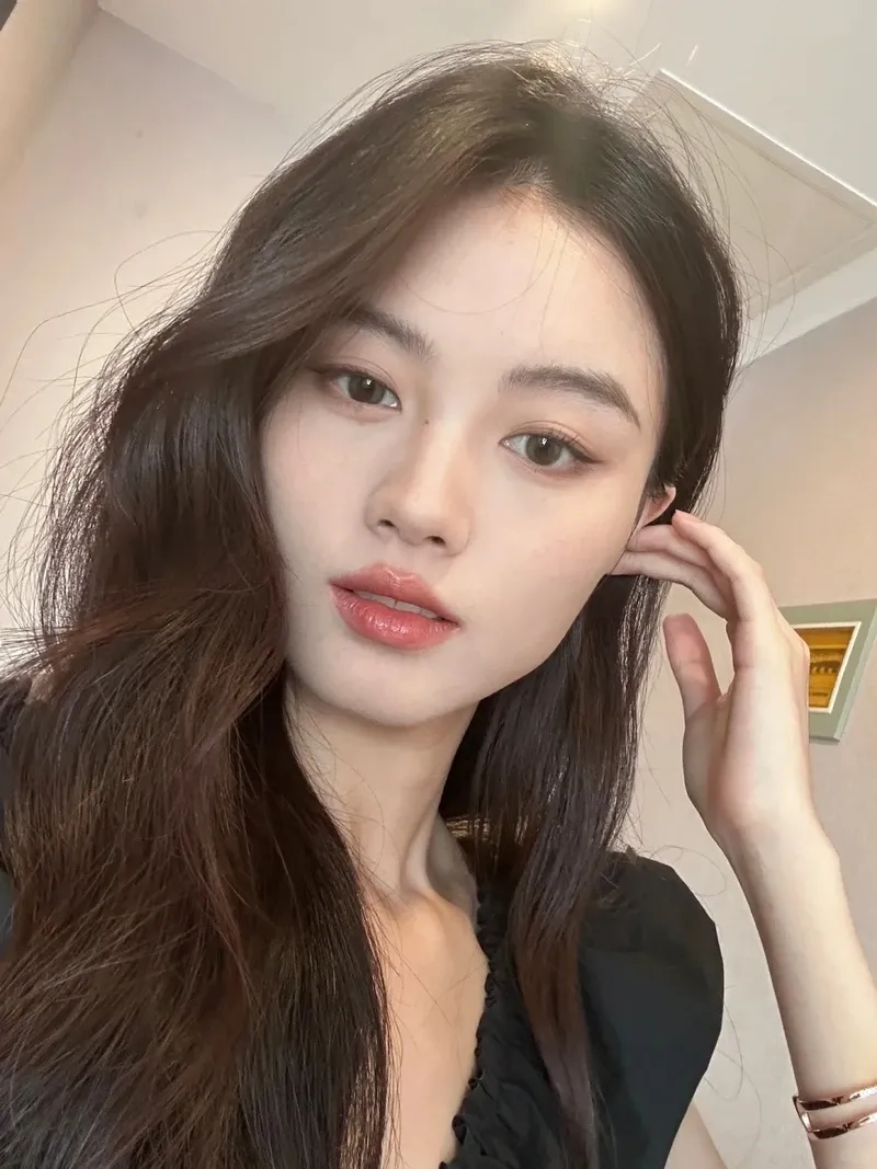 Sự cô độc nhẹ nhàng qua hình nền cô gái cô đơn làm lay động.