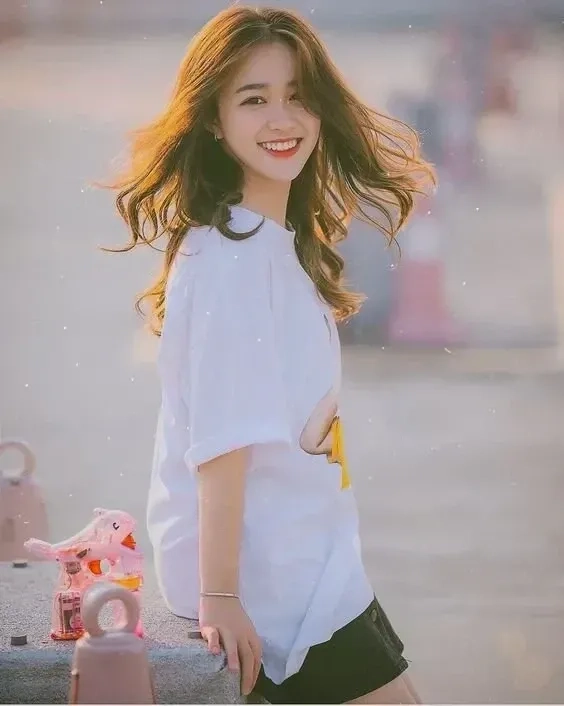 Ảnh gái xinh răng khểnh với nụ cười tự nhiên, đầy sức sống.