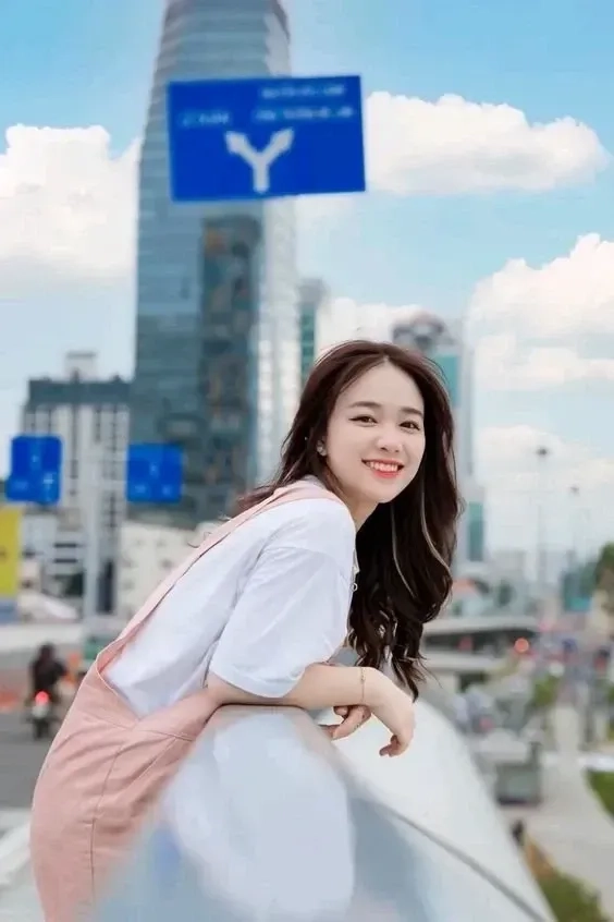 Nụ cười duyên dáng của gái xinh có răng khểnh làm say đắm lòng người.