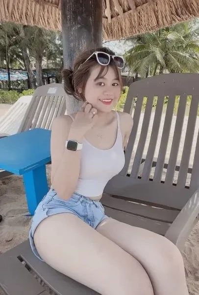 Gái xinh răng khểnh mang đến vẻ đẹp ngọt ngào và độc đáo.