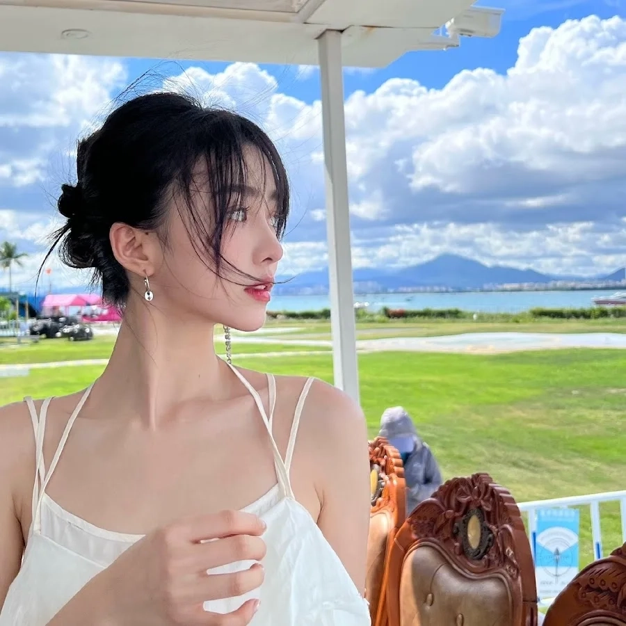 Avatar hình con gái dễ thương và nổi bật.