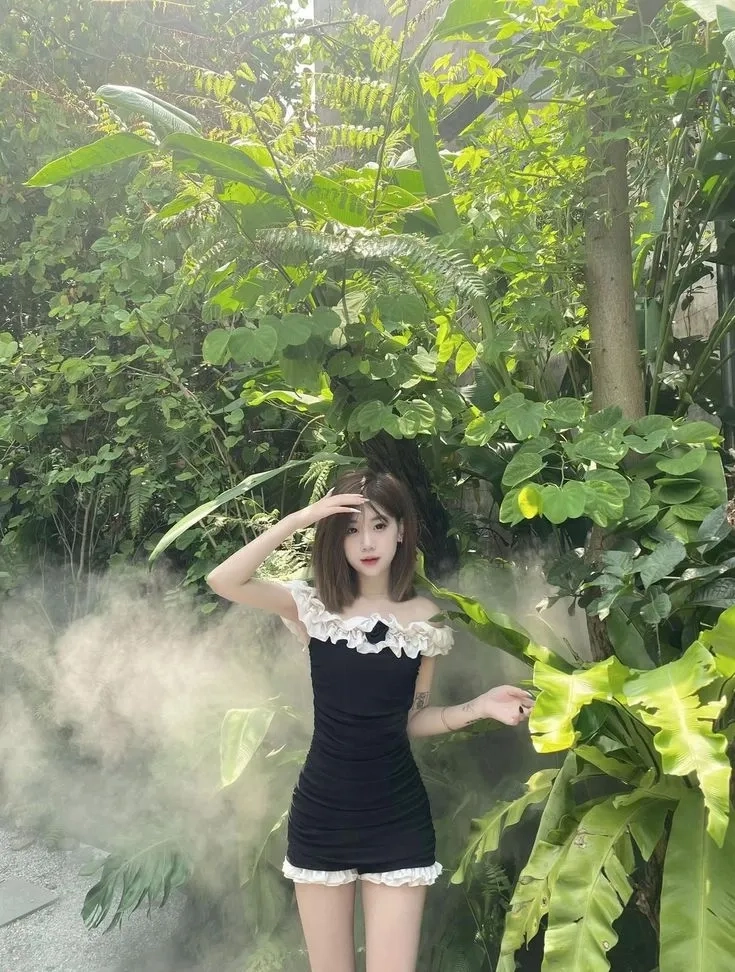 Váy trắng xinh đẹp mặc định tôn lên vẻ đẹp thanh thoát và nữ tính của các cô gái.