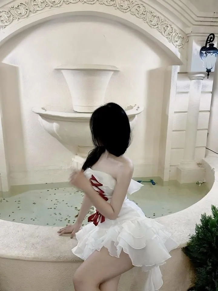 Hình ảnh gái xinh mặc váy trắng mang đến vẻ đẹp tinh khôi, cuốn hút đầy quyến rũ.
