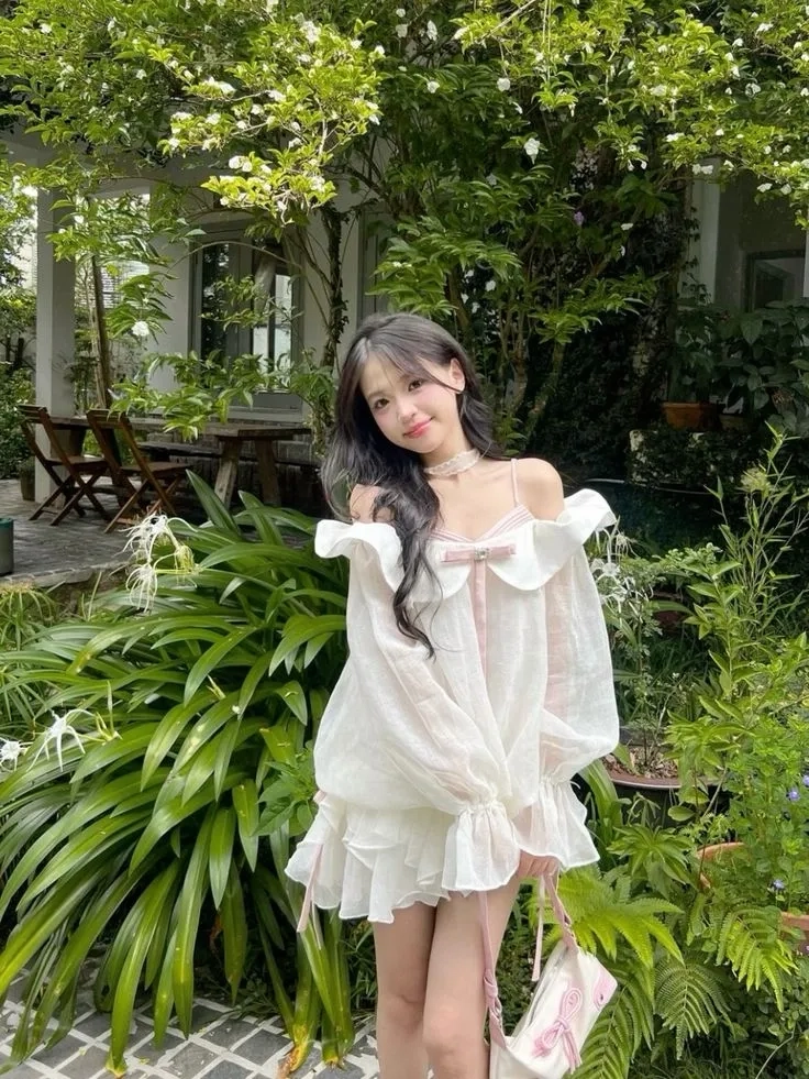 Váy trắng xinh đẹp cho nữ là lựa chọn tuyệt vời cho những cô gái yêu thích sự nhẹ nhàng và thanh thoát.