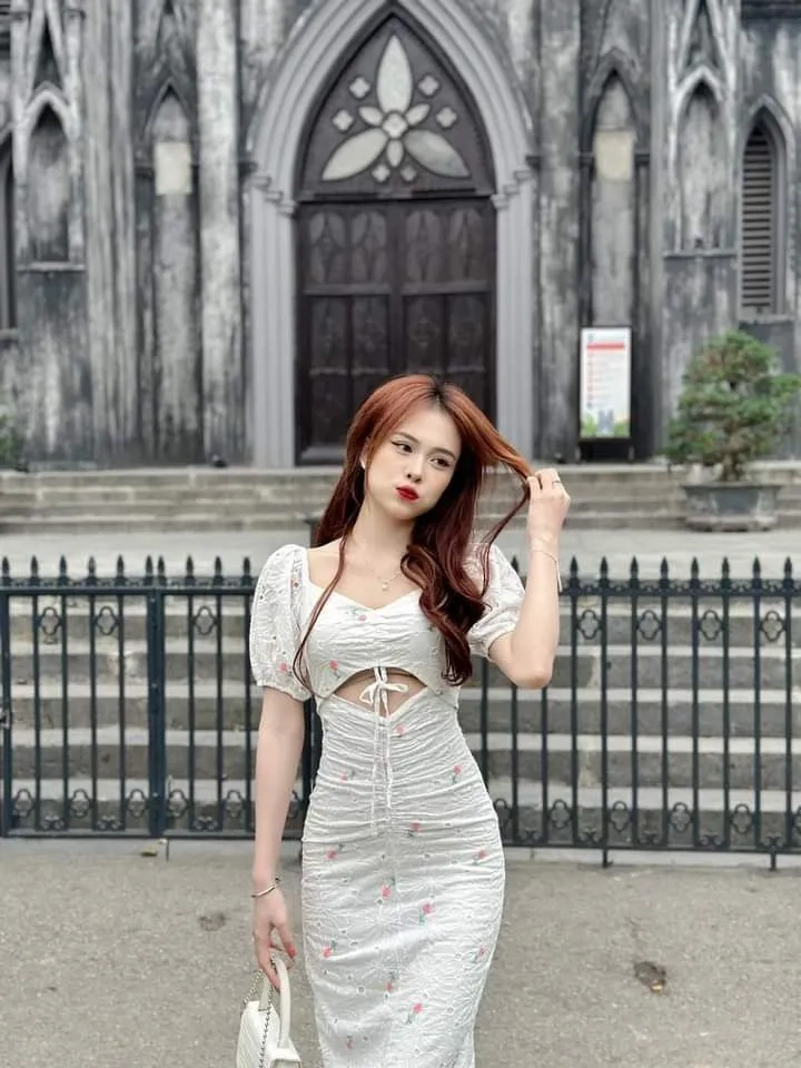 Hình gái xinh áo dài thể hiện sự duyên dáng, nhẹ nhàng của phụ nữ Việt Nam.