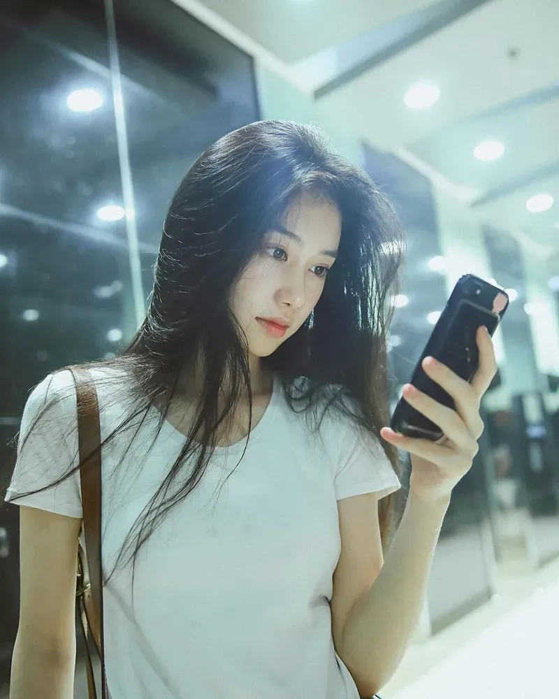 Gái xinh cute tóc dài tỏa sáng với vẻ đẹp dịu dàng và thu hút.