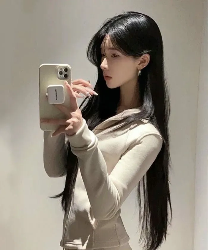 Gái xinh tóc dài sexy thể hiện sự quyến rũ và nổi bật với mỗi cử chỉ.