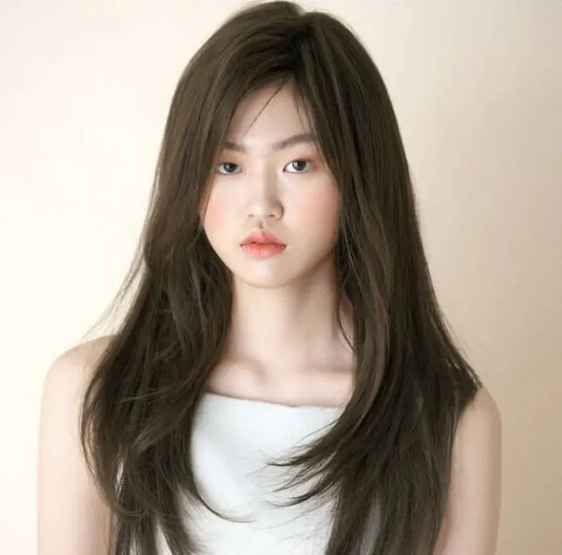 Kiểu tóc dài xinh phù hợp với mọi cô gái yêu thích sự nữ tính và duyên dáng.