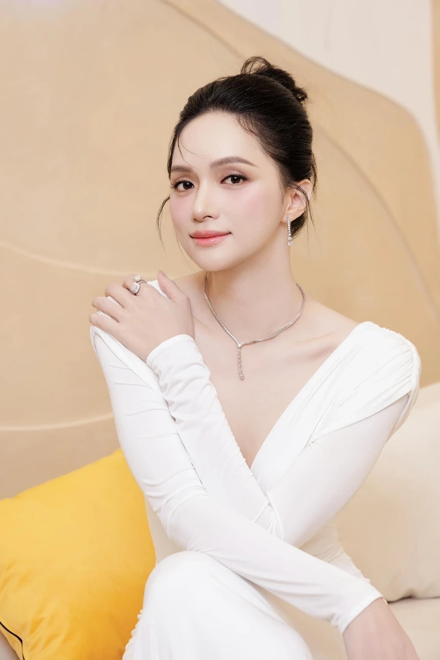 Hoa hậu Hương Giang luôn tỏa sáng với phong cách cuốn hút.