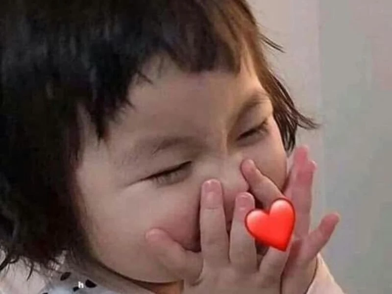 Meme ảnh mèo cute này sẽ là một điểm nhấn dễ thương cho ngày của bạn.