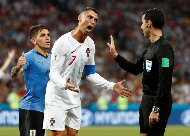 Meme ronaldo uống nước mang lại những phút giây thư giãn từ các biểu cảm hài hước.