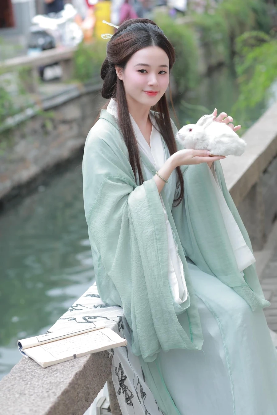 Midu áo dài là biểu tượng thanh lịch và dịu dàng.