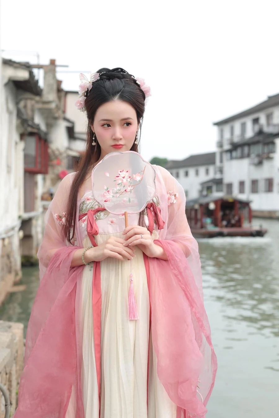 Bức ảnh midu áo tắm thu hút ánh nhìn với vẻ quyến rũ.