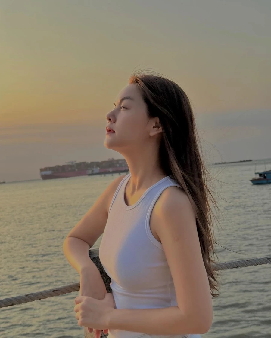 Vẻ đẹp duyên dáng và tài năng của ca sĩ quỳnh anh.