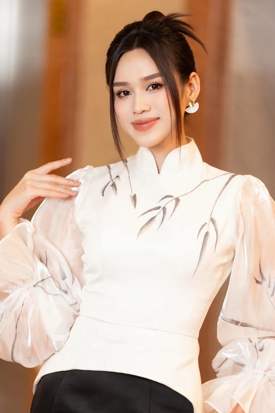 Đỗ Thị Hà áo dài rau má khiến người xem không thể rời mắt bởi sự tinh tế và duyên dáng.