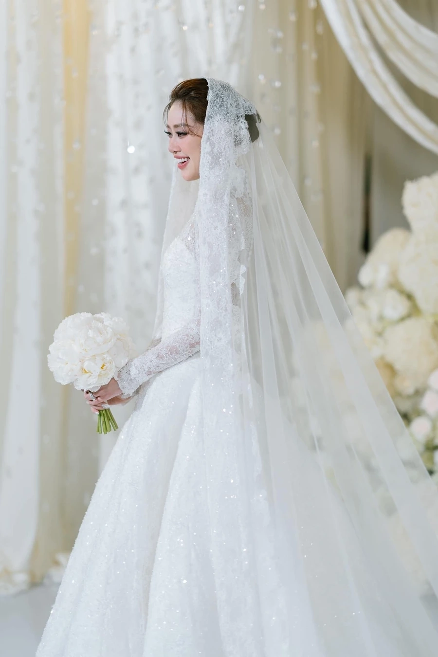 Người đẹp áo dài nguyễn trần khánh vân mang đến vẻ đẹp truyền thống nổi bật.