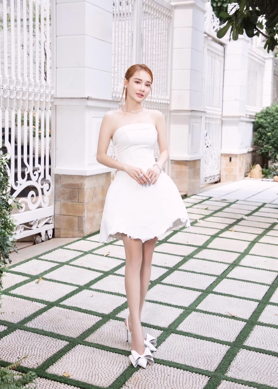 Nha phuong bikini nổi bật với phong cách thời trang đầy cá tính và quyến rũ.