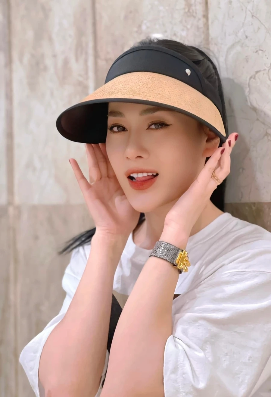 Chồng của diễn viên phương oanh khiến nhiều người tò mò về cuộc sống riêng tư của cô.