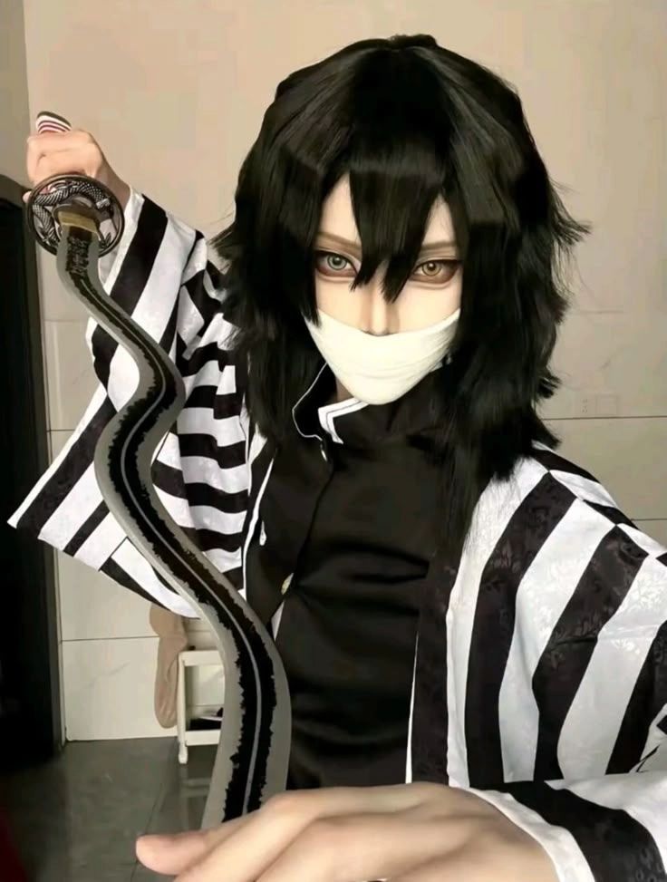 Cosplay Obanai Iguro từng chi tiết đều chuẩn đến kinh ngạc