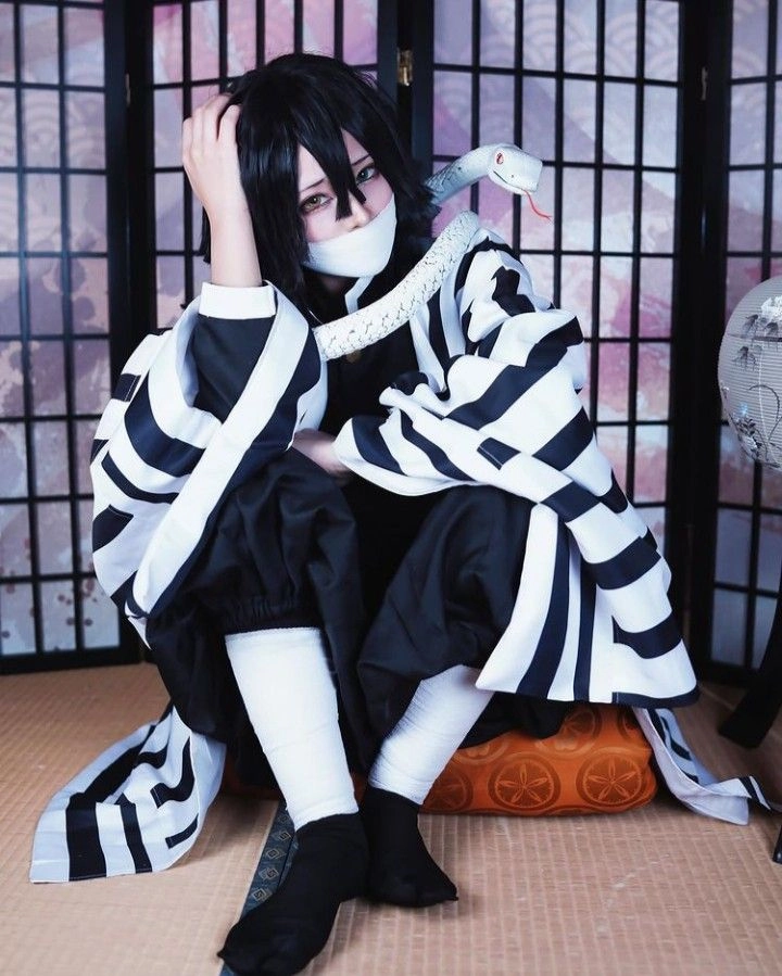 Female Obanai Cosplay phiên bản nữ đầy quyến rũ và huyền bí