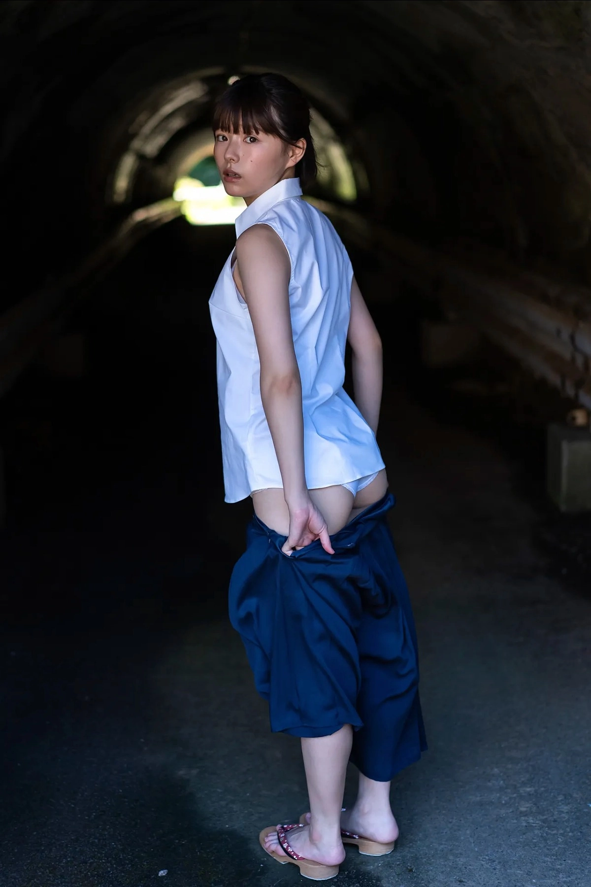 Hazuki Tsubasa khoe vú sexy nóng bỏng cuốn hút kéo áo núm hồng cương làm anh cứng ngắc tức thì