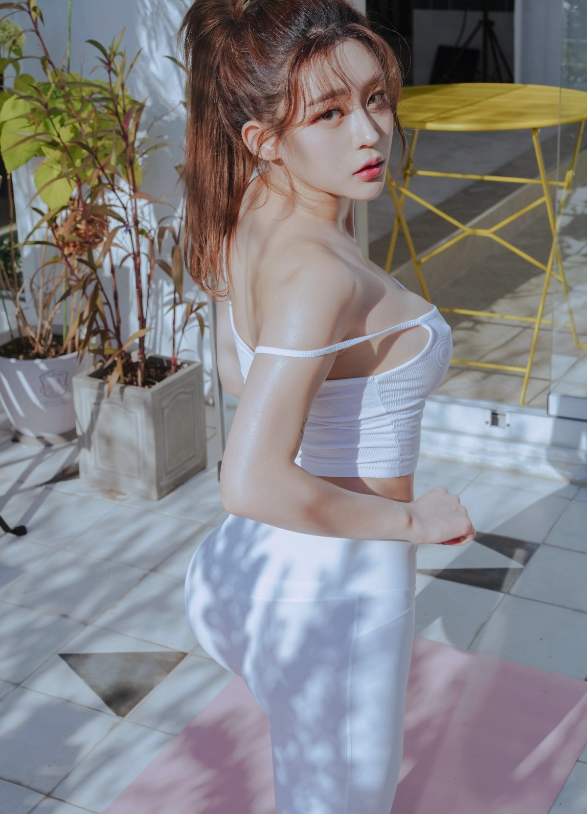 Rahee show vú sexy nóng bỏng cuốn hút live cởi áo vú rơi bộp server sập trong giây lát