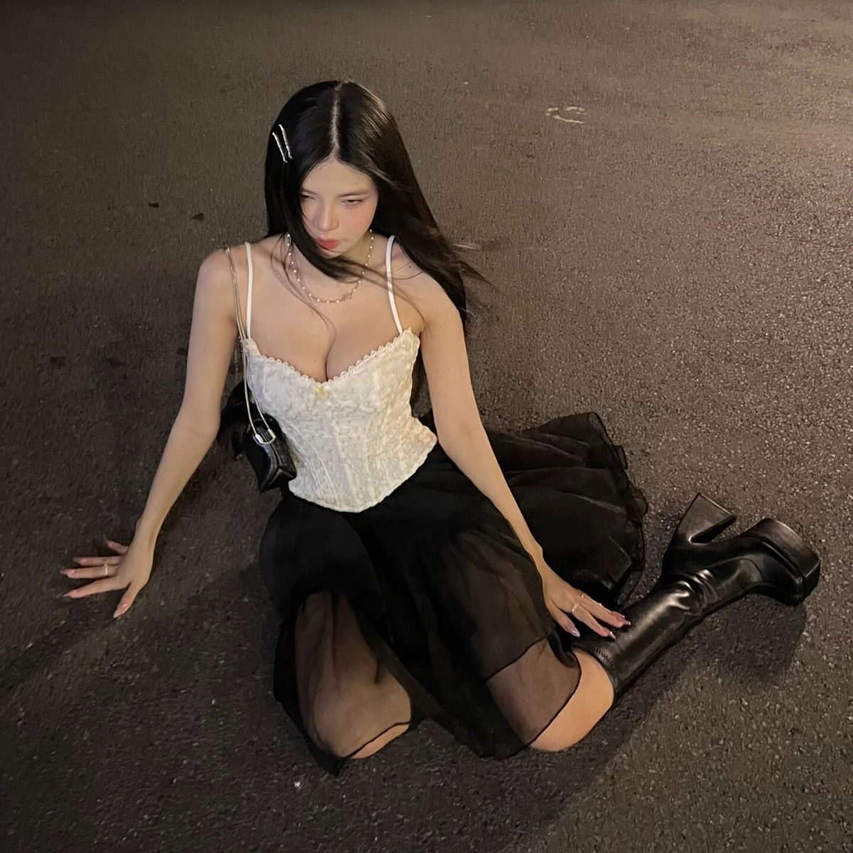 Hình ảnh gái vú to đầy đặn nóng bỏng cuốn hút