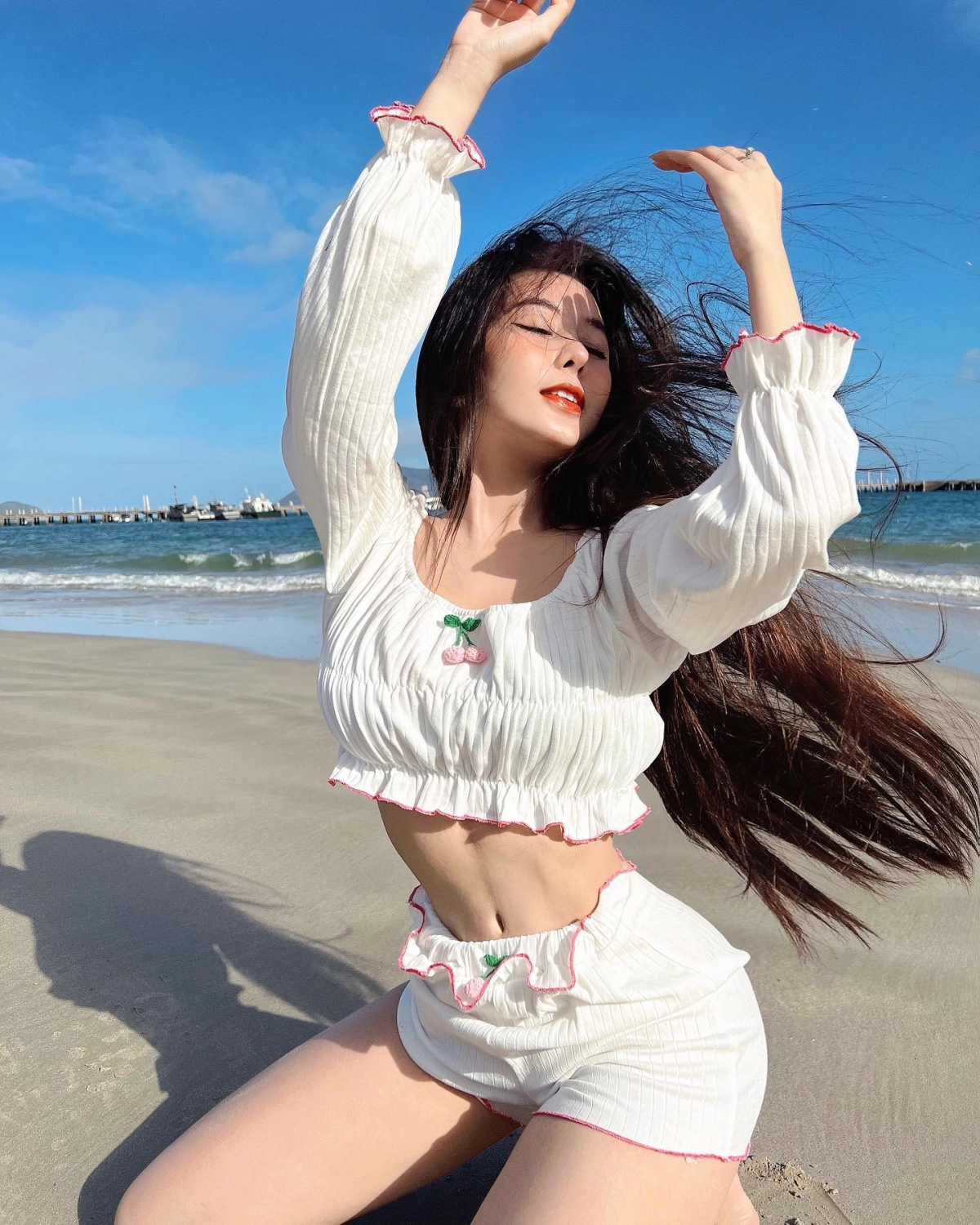 Ảnh gái xinh bóp vú căng tròn đầy dục vọng